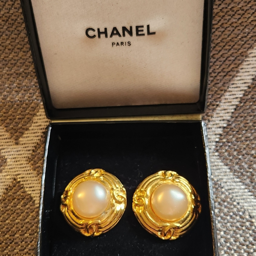 Vintage CHANEL Gold Plated Monogram CC Logo & Pearl Button Clip-on Earrings RARE